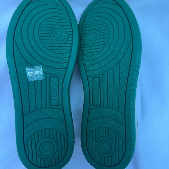Reposhed - Autry Medalist low top sneaker in green & white, Size EUR 38/US 7 - Picture 5 of 5